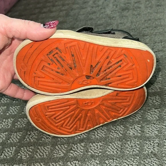 Size 7 baby boy Ugg boots - Picture 6 of 7